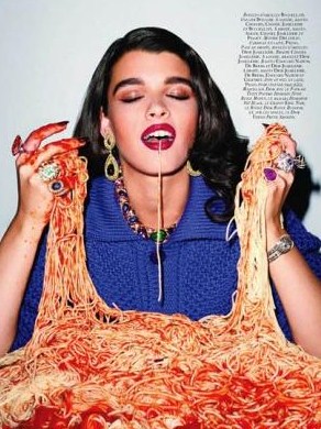 Модели едят спагетти